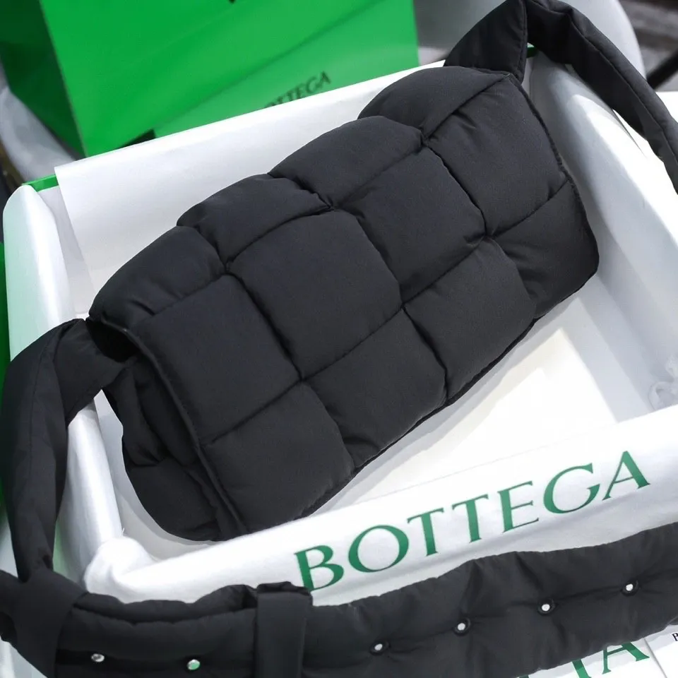 #𝐂𝐀𝐒𝐒𝐄𝐓𝐓𝐄 Nylon tofu tofu bag This Cassette is so cute, its cute appearance does not affect its practicality and the capacity is good! The fabric is low-key and very textured, suitable for daily wear with casual wear. The cross-woven design of the wide cloth is really stunning. The bag has a puffy shape and feels like a piece of tofu. It can be worn on one shoulder, cross-body or as a waist bag. You can also adjust the shoulder strap to the size of the bag under the armpit, so you can have it all! S30x15cm【8951#】